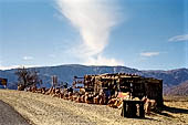 Marocco meridionale - Lungo la strada che da Tafraoute porta a Taroudannt. Lungo la strada si vendono fossili. 